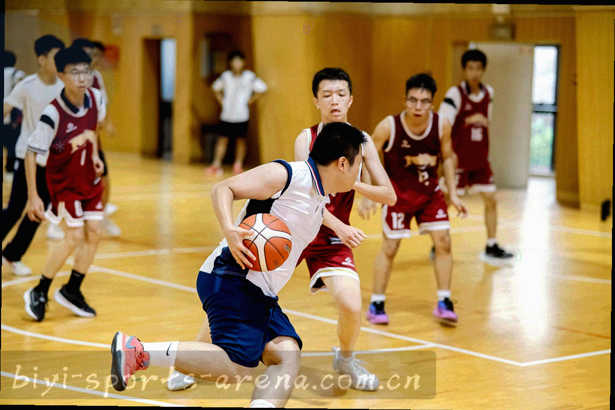 球门网格特写，网眼与门框线条在暗调背景上清晰可辨